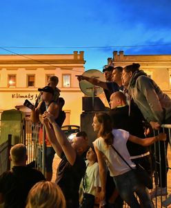 Zabójstwo 10-latki z Mrowin. Tłum przed prokuraturą, poleciały kamienie