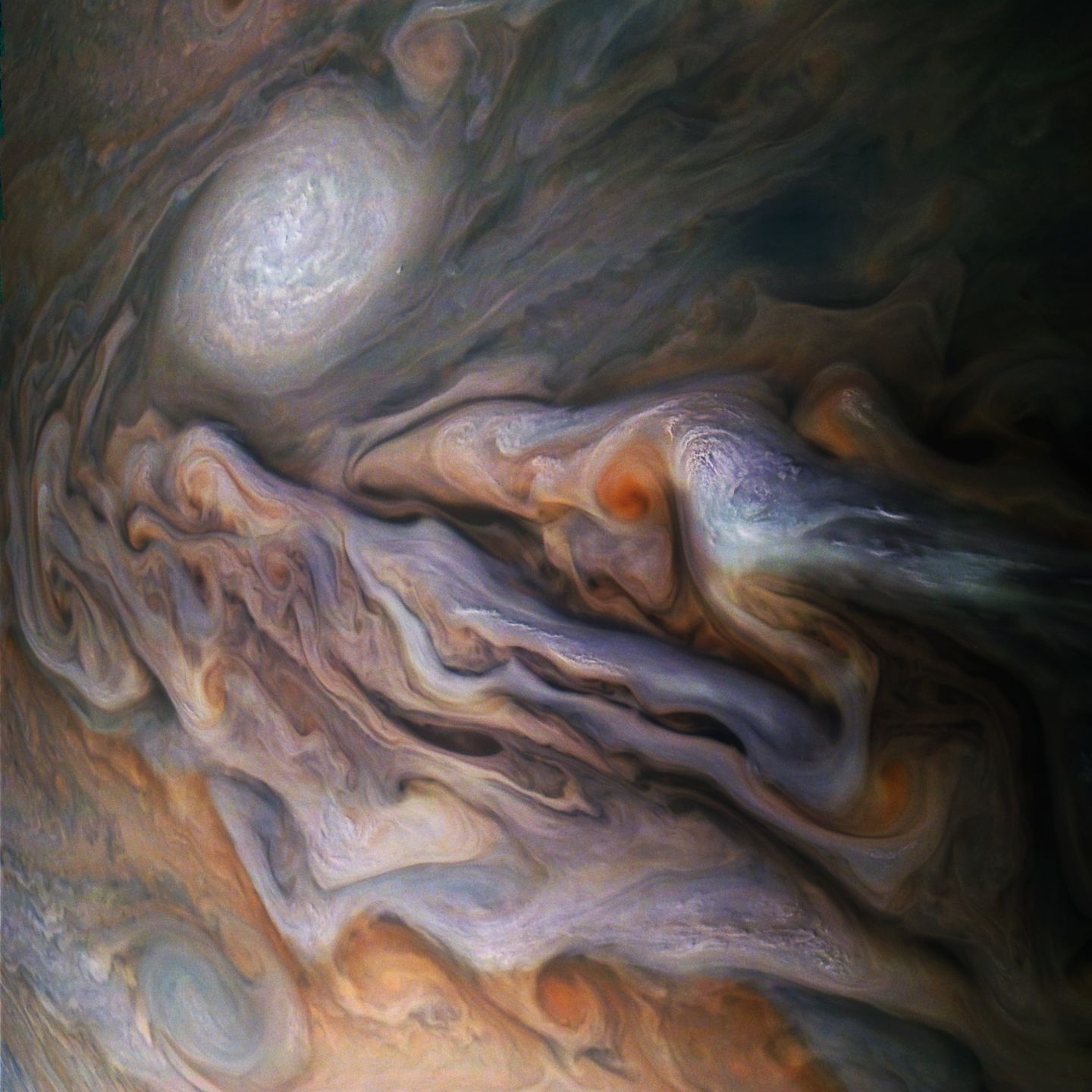 NASA: Sonda Juno zbliżyła się do Jowisza. Takie zdjęcia widzimy pierwszy raz 