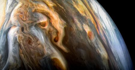 NASA: Wody na Jowiszu jest więcej niż sądzili. Zaskakujące dane misji Juno