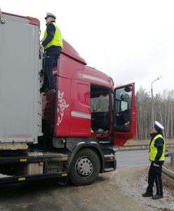 Drogówka kontroluje samochody ciężarowe. Sprawdzają, czy nie zalega lód