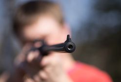 Strzelał do okien, bo mu się nudziło. Zostawił 41 śladów