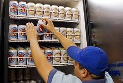 Lodówka sama rzuca puszkami z piwem