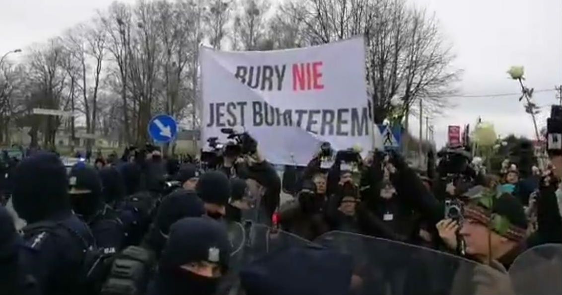 Moment spotkania zwolenników i przeciwników kpt. "Burego". 