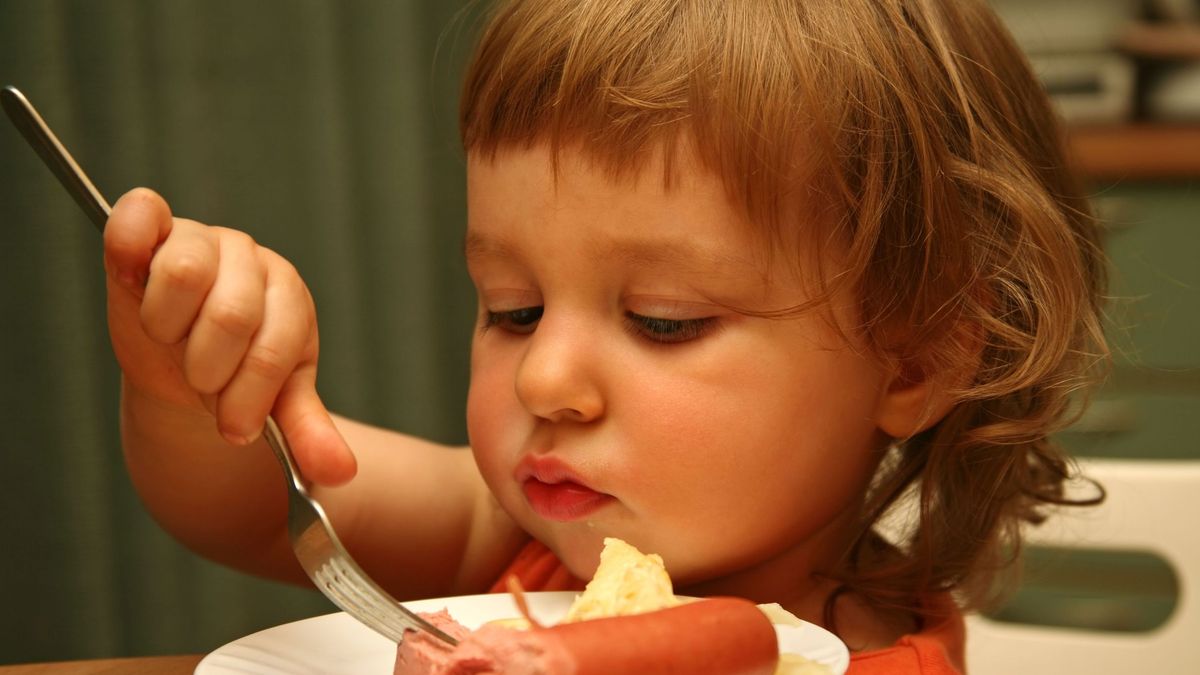 Dziecko je parówkę