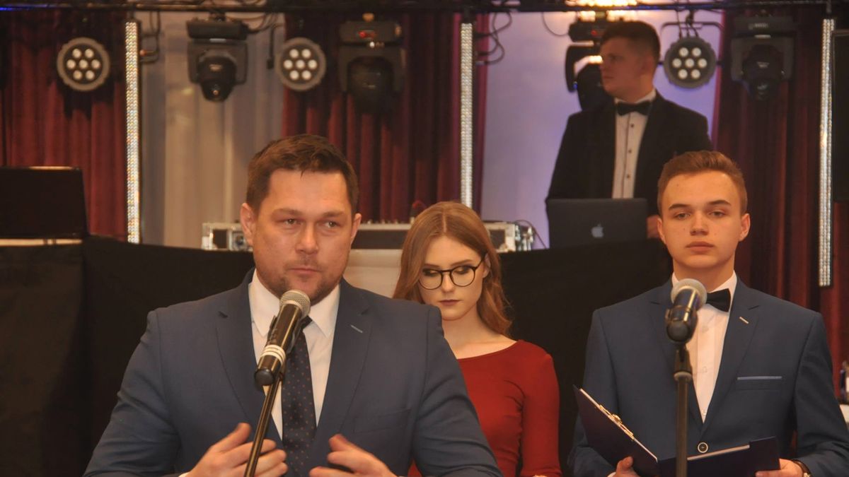 Posłowie regularnie zaczęli pojawiać się na studniówkach. Na zdjęciu Piotr Olszówka z PiS.