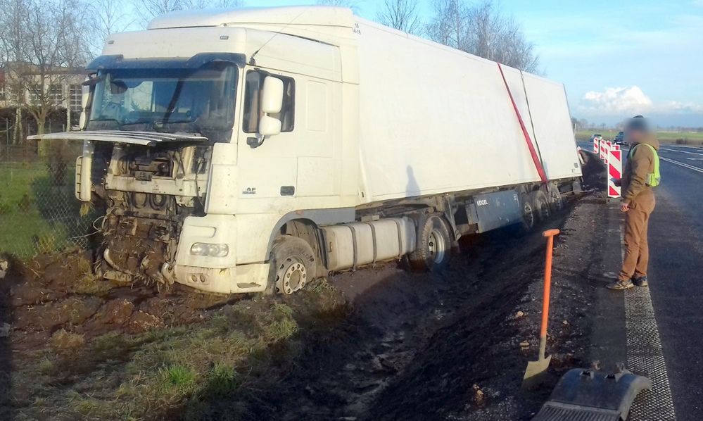 Polski kierowca celowo przekroczył czas pracy i zasnął. Obudził się w rowie