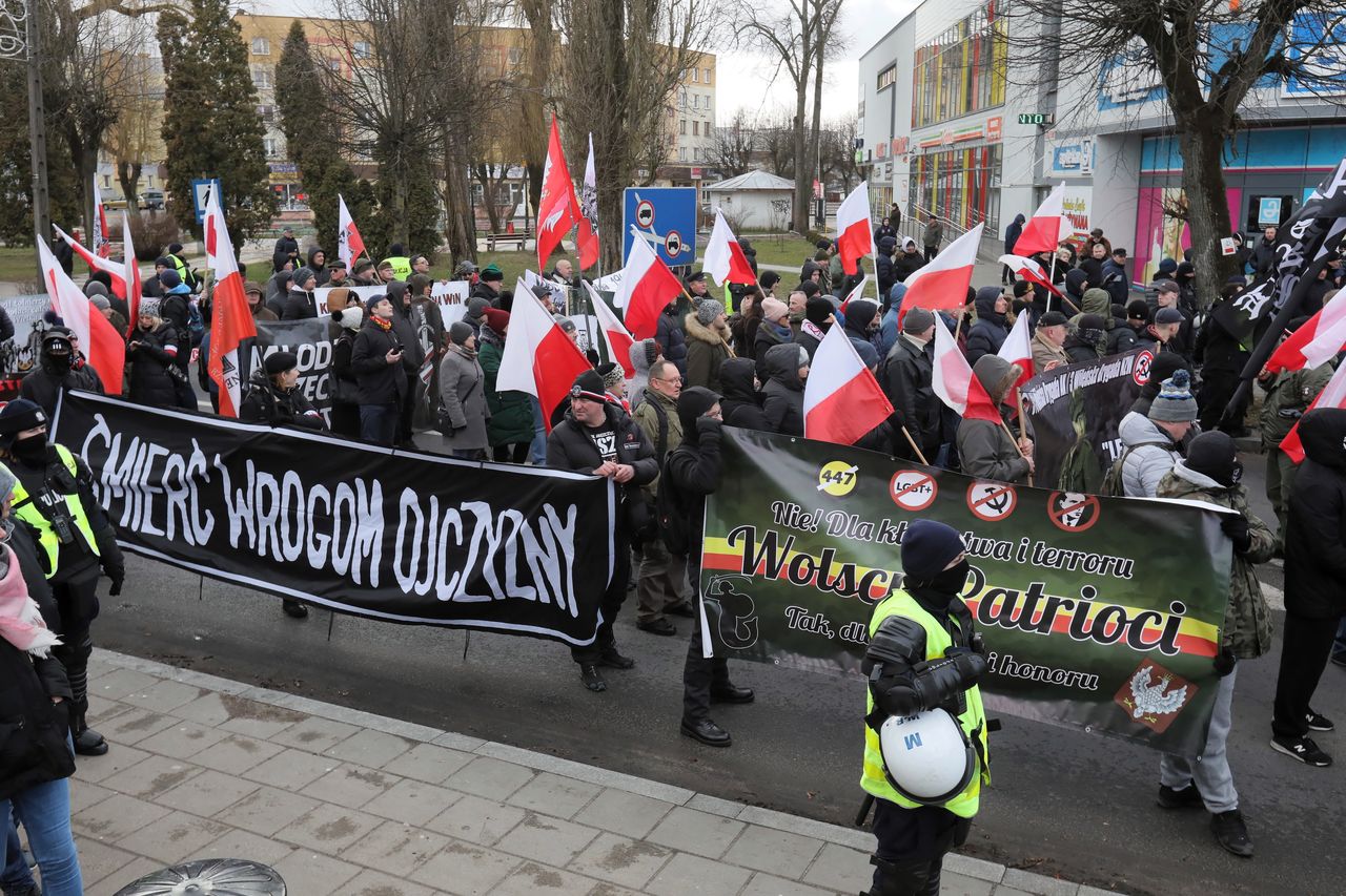 Marsz narodowców w Hajnówce. Była blokada, policja rozdzieliła demonstrantów