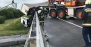 Węgry. Ciężarówka zawisła nad autostradą. Cudem nikt nie zginął