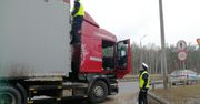 Drogówka kontroluje samochody ciężarowe. Sprawdzają, czy nie zalega lód
