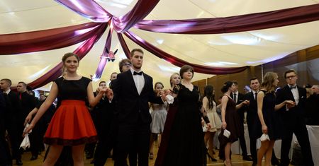 Bal debiutantek, a może wesele? Trudno uwierzyć jak wygląda studniówka AD 2017
