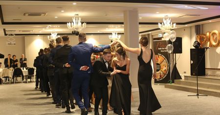 Studniówka 2020. Ile kosztuje bal maturalny? Byłe maturzystki szczerze o kosztach
