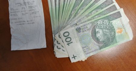 Uczciwy jak Polak. Znalazł w bankomacie 2 tys. zł