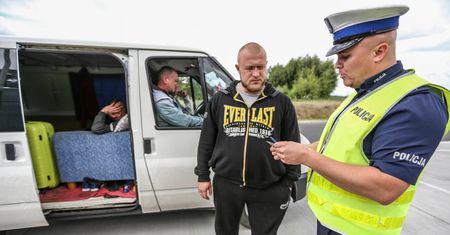 Siedzieli na sofie z tyłu busa. Ukraińcy jechali nad morze w "strefie VIP"