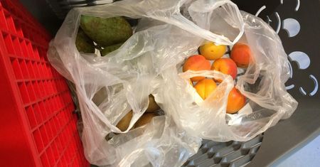 Opłata recyklingowa. Małe sklepy nie będą sprzedawać "foliówek"? Bo są nieopłacalne