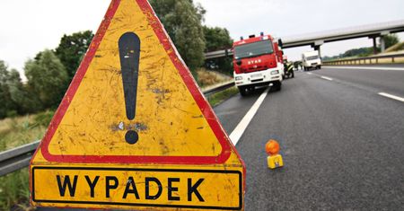 Kłodzko: Wypadek na drodze. Ciężarówka przewrócona przez wiatr