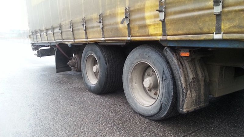 Widocznie zdaniem kierowcy trzecie koło nie było potrzebne