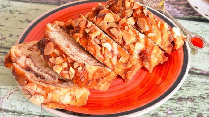 Drożdżówka z różaną marmoladą. Wyrośnięta, słodka i prosta