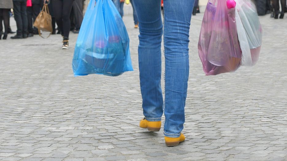 Zgonie z przepisami, opłata obejmie lekkie torby na zakupy z tworzywa sztucznego o grubości do 50 mikrometrów