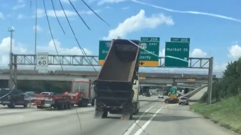 Ciężarówka z podniesioną naczepą na autostradzie