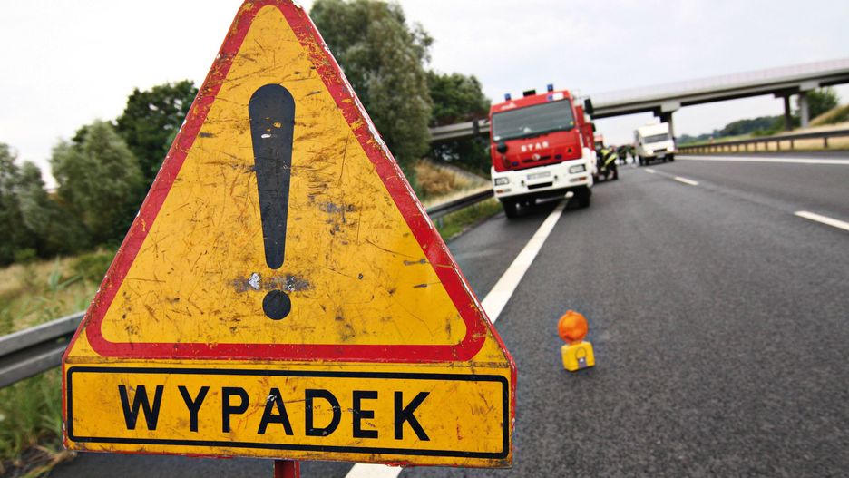 Kłodzko: Wypadek na drodze. Ciężarówka przewrócona przez wiatr.