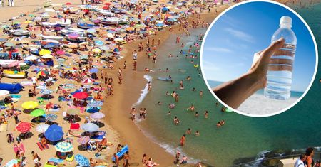Jak przechowywać zimne napoje na plaży? Te triki zastąpią lodówkę turystyczną