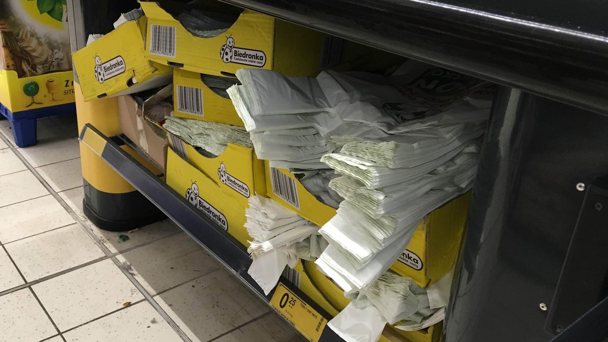 Ministerstwo Środowiska wie, że sieci handlowe obchodzą opłatę recyklingową, sprzedając grube foliówki.