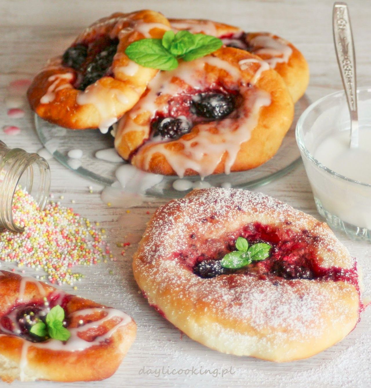 Drożdżówki z jeżynami. Smakowity domowy wypiek z owocami