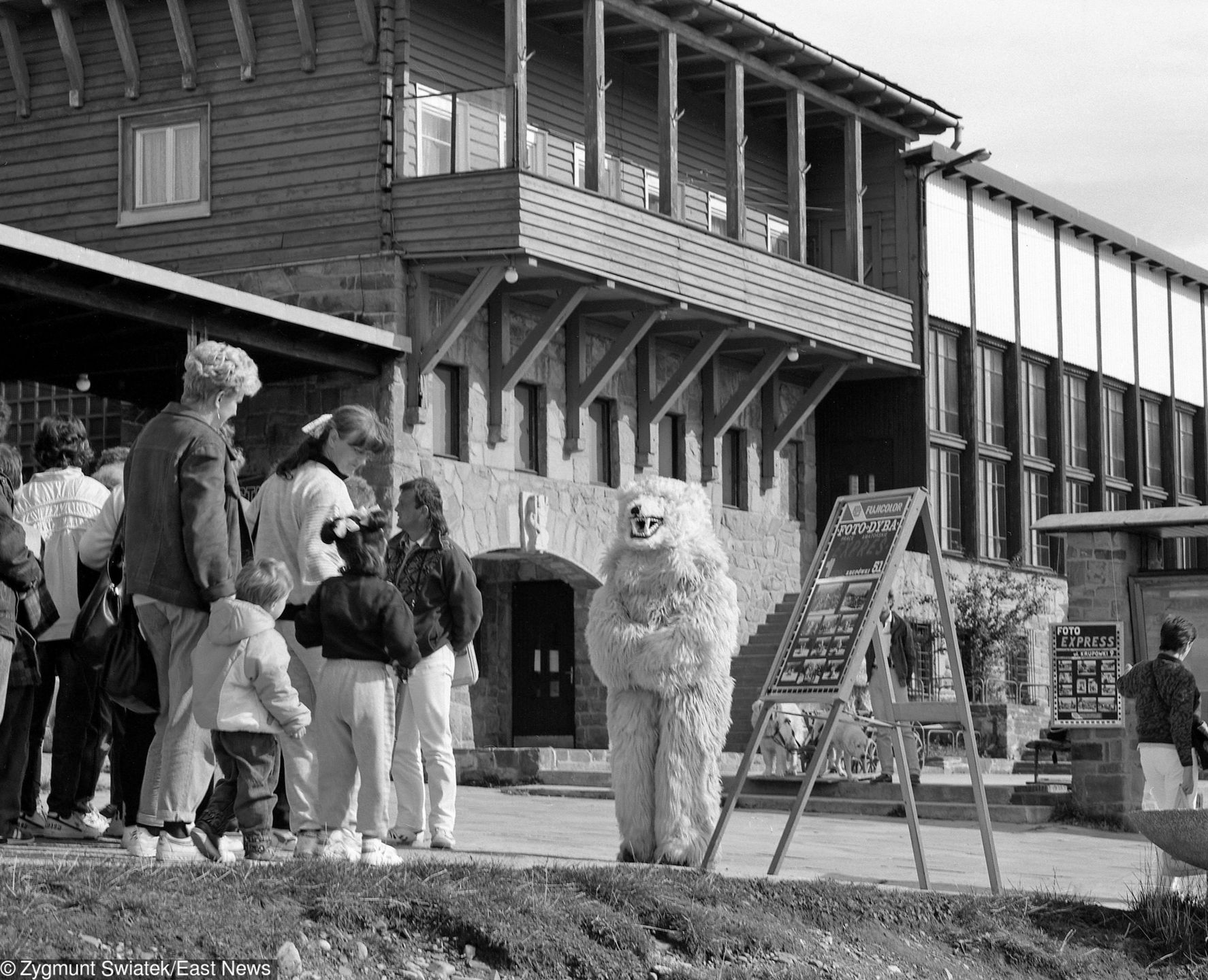 Człowiek w stroju polarnego niedźwiedzia, Gubałówka, Zakopane, lata 80. Fot. Zygmunt Światek  