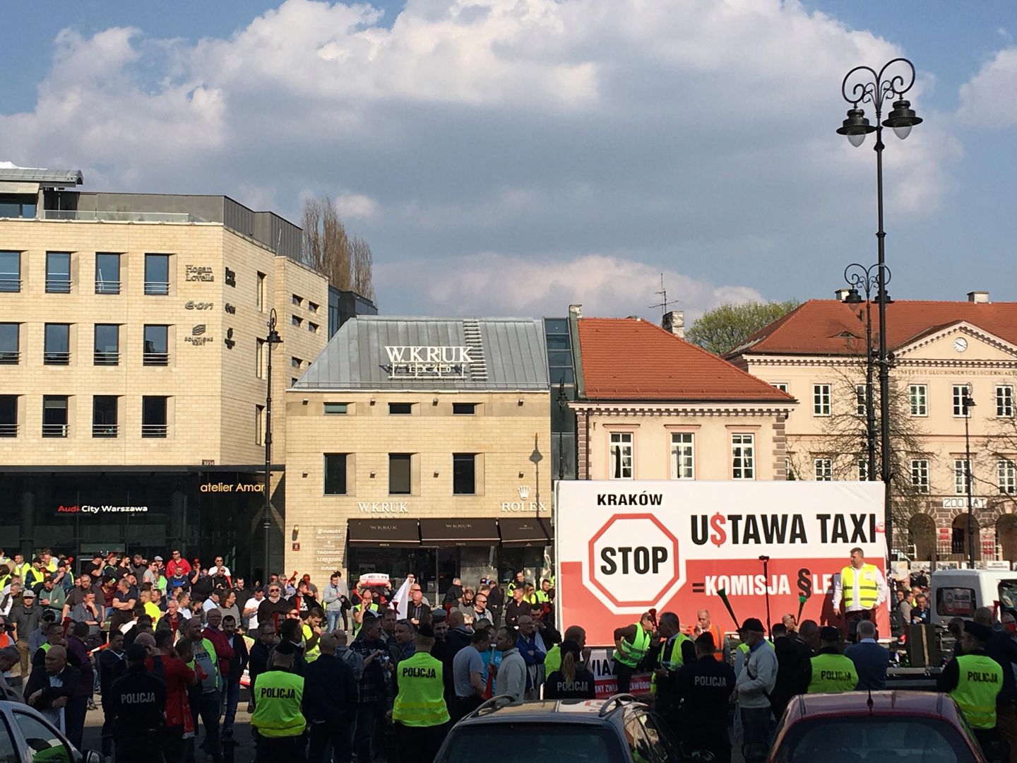 W poniedziałek 8 kwietnia taksówkarze pikietowali przed Ministerstwem Przedsiębiorczości i Technologii