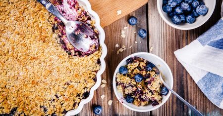 Crumble. Błyskawiczny deser z owocami i słodką kruszonką