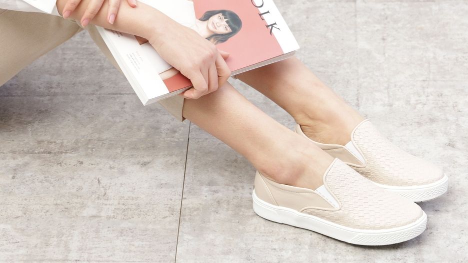 Jasne trampki slip-on pasują do wielu strojów