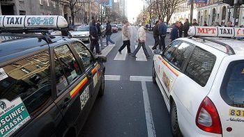 Pod Ministerstwem Finansów taksówkarze wysiedli z aut i blokowali ulicę przechodząc po przejściu dla pieszych