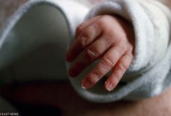 Ojciec katował niemowlę, matka nie reagowała. Teraz jej także postawiono zarzuty