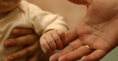 Pobił na śmierć 1,5 roczną dziewczynkę. Dwa tygodnie wcześniej adoptował ją razem ze swoim partnerem