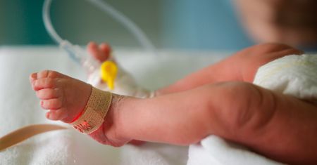 Trząsł córeczką, bo płakała. Ojciec odpowie za morderstwo