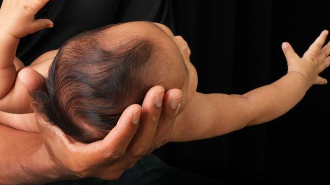 Noworodek na rękach