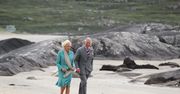 Camilla Parker Bowles zdjęła buty na plaży. Książę Karol się nie odważył
