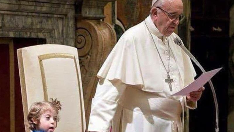 O geście Franciszka mówi cały świat