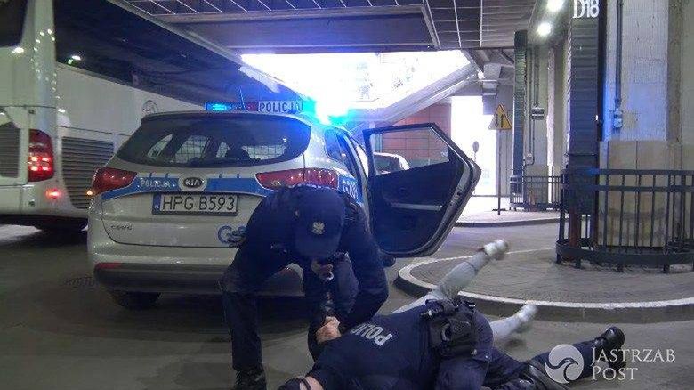 Sylwester Wardęga skuty przez policję