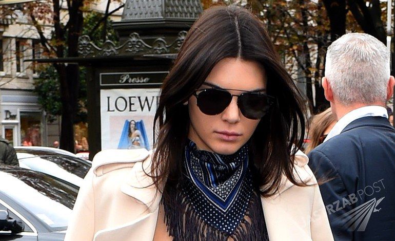 Kendall Jenner pokochała pewne trampki, które nosi do różnych stylizacji. Wcale nie kosztują przesadnie dużo