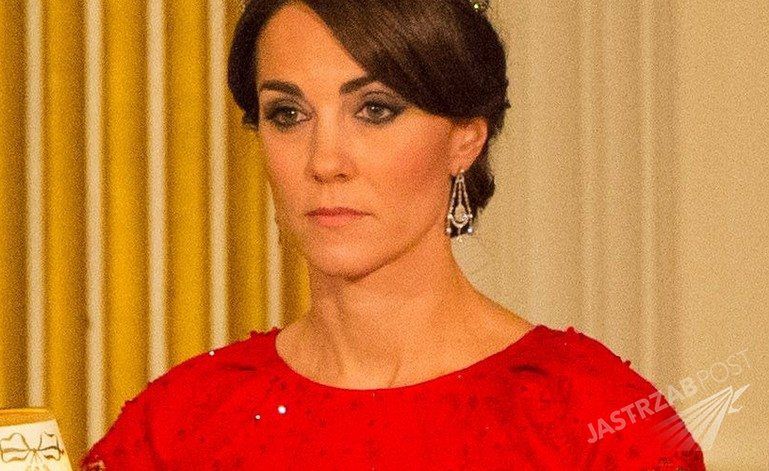 Księżna Kate w czerwieni i królewskiej tiarze znowu podbiła serca. Była gwiazdą uroczystości w pałacu Buckingham