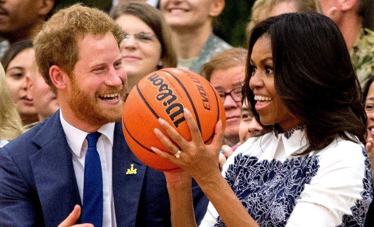 Tak książę Harry uwodził Michelle Obamę. Wyglądali razem jak z obrazka! Harry w garniturze pod kolor sukienki pierwszej damy USA