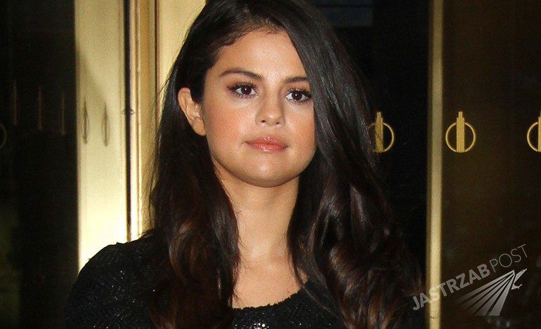 Selena Gomez w skromnej małej czarnej. Za to jaka torebka! Takiego modelu Louis Vuitton jeszcze nie widzieliśmy na salonach