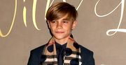 Onieśmielony Romeo Beckham na imprezie z dorosłymi. Nic dziwnego, otaczały go gwiazdy światowego formatu. Nie był tam jednak całkiem sam