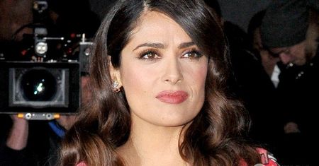 Salma Hayek znowu to zrobiła. W sukni z pokaźnym dekoltem pokazała biust. Czy to naprawdę taki atut, żeby aż tak go eksponować?