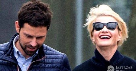 Małgorzata Kożuchowska na jesiennym spacerze z synkiem i mężem. Stylowa mama nie zapomniała o torebce luksusowej marki [PAPARAZZI]