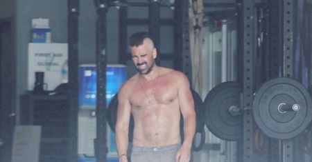 Colin Farrell intensywnie trenuje na siłowni. Dźwiga ciężary bez koszulki