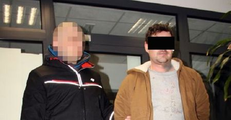 To była zwykła kolacja. Nagle wbił jej nóż w plecy