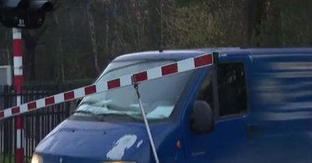 Kolejny kierowca wjechał pod zamykające się rogatki w Puszczykowie