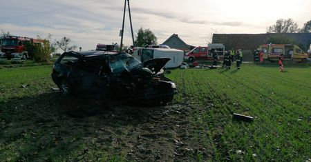 Łuszkowo. Wypadek na DW 432. Nie żyje kobieta, 6 osób rannych. Interweniował LPR